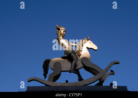 Garçon sur la sculpture en bronze cheval à bascule conçu par Elmgreen & Dragset affiche sur socle Quatrième Trafalgar Square London UK Banque D'Images