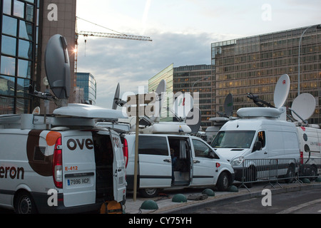 Transmission par satellite multimédia cars garé à l'extérieur de l'Union européenne Sommet de Justus Lipsius, Rue de la Loi, Bruxelles Banque D'Images