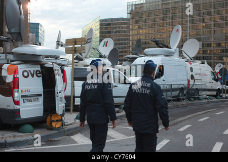 Transmission par satellite multimédia cars garé à l'extérieur de l'Union européenne Sommet de Justus Lipsius, Rue de la Loi, Bruxelles Banque D'Images