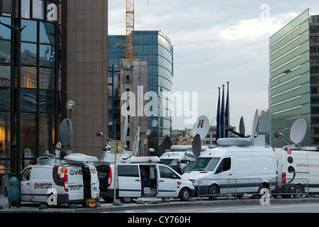 Transmission par satellite multimédia cars garé à l'extérieur de l'Union européenne Sommet de Justus Lipsius, Rue de la Loi, Bruxelles Banque D'Images