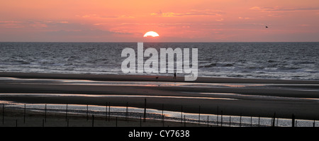 Coucher du soleil à la plage de De Haan, West-vlaanderen, Belgique Banque D'Images