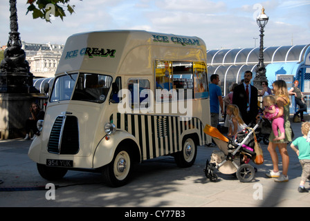 Un vintage ice cream van sur la rive sud London UK Banque D'Images