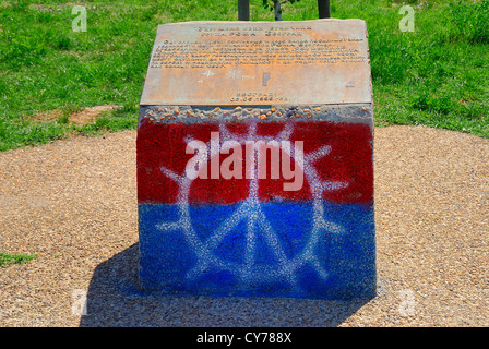 Serbie, Belgrade : forteresse de Kalemegdan, un graffito de paix sur un panneau explicatif. Banque D'Images