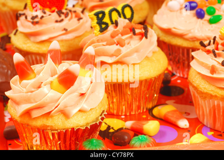 De délicieux petits gâteaux Halloween présentée sur un plateau de service Banque D'Images