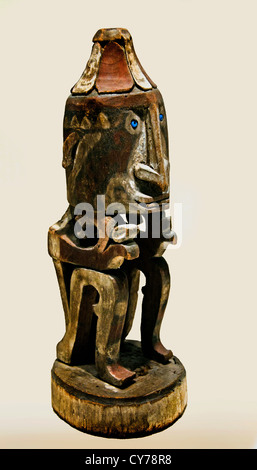 Figure ancêtre Korwar 19ème 20ème siècle, la province de Papouasie en Indonésie Irian Jaya Cenderawasih Bay peinture bois perles de verre 28 cm Banque D'Images