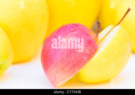 Deux moitiés de pommes jaune et rouge Banque D'Images
