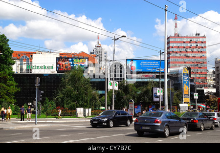 Belgrade, Serbie : la circulation de la ville près de Trg Republike (Place de la République). Banque D'Images