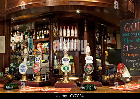 Arbre généalogique de la bière de l'espace ancien inn Coca cola bière pompes sur le bar dans le pub Banque D'Images