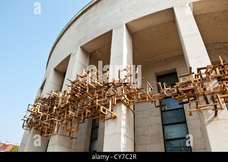 L'extérieur de la sculpture HDLU Galerie d'art sur la place des victimes du fascisme, Zagreb, Croatie Banque D'Images