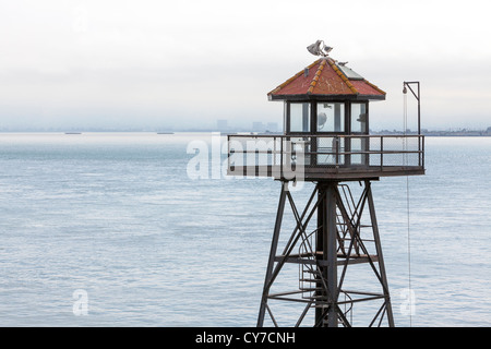 Vue de la prison fédérale d'Alcatraz tour de garde. Banque D'Images