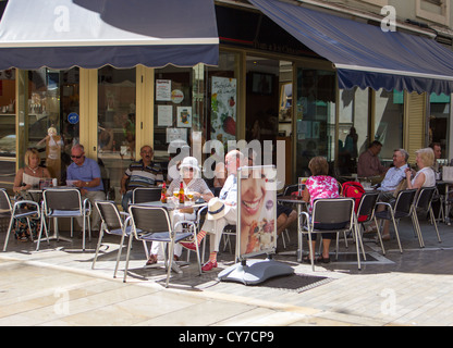 Cafe de la chaussée à l'un des principaux quartiers commerçants de Malaga. 'Calle Marques de Larios' . Malaga espagne. Banque D'Images