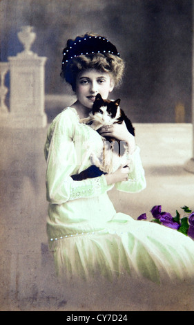 Womens fashion des années 1900 Carte postale photo colorée à la main en Angleterre Banque D'Images