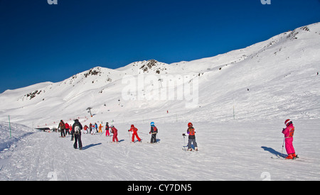 Groupe d'enfants sur une leçon de ski sur une pente facile- Les Menuires (France) Banque D'Images