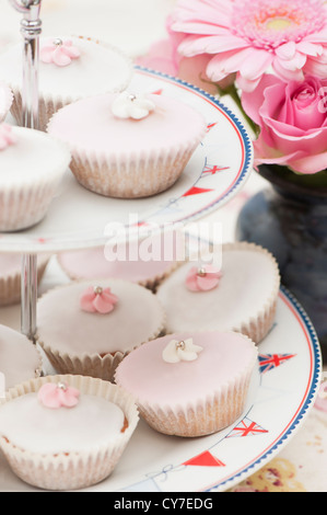 Fée rose et blanc des gâteaux sur un cake stand Banque D'Images