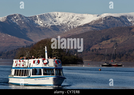 Le lac Windermere dans le froid de l'hiver avec la neige sur les monts -hills -Lake District National Park Banque D'Images