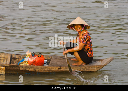 Femme passant par sur la rivière Hau à Can Tho, Viet Nam du Sud Banque D'Images