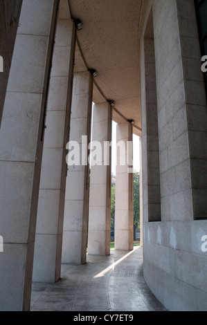 À la colonnade HDLU Galerie d'art sur la place des victimes du fascisme, Zagreb, Croatie Banque D'Images