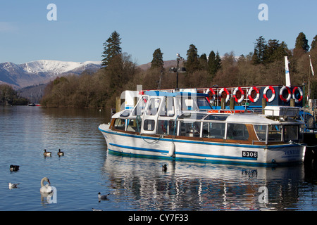 Le lac Windermere dans le froid de l'hiver avec la neige sur les monts -hills -Lake District National Park Banque D'Images