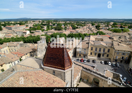 Vue aérienne, Panorama ou vue panoramique sur les toits de la vieille ville ou du quartier historique d'Uzès Gard Département France Banque D'Images