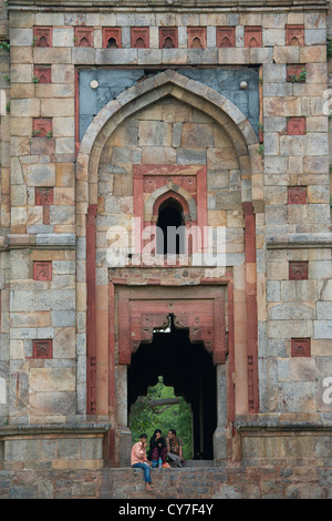 Les jeunes de vous détendre dans le Sheesh Gumbad, Lodi Gardens, New Delhi, Inde Banque D'Images