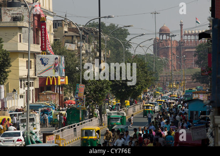 À la recherche d'un bas Chandni Chowk animée vers le Fort Rouge, la vieille ville de Delhi, Inde Banque D'Images