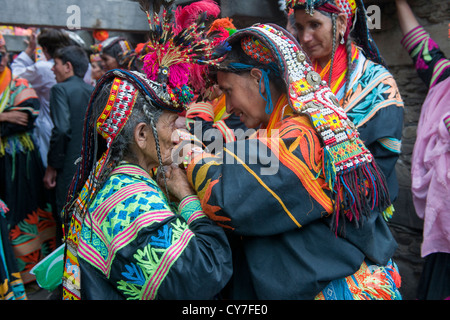 Accueil femmes Kalash l'un l'autre à l'Anish Brun Village Charso (danse), Kalash Joshi (Fête du Printemps), la vallée de Bumburet, Chitral, Khyber-Pakhtunkhwa, Pakistan Banque D'Images