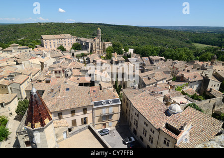 Vue aérienne, Panorama ou vue panoramique sur la vieille ville ou le quartier historique d'Uzès depuis le Palais duché ou le Château Uzès Gard France Banque D'Images