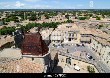 Vue aérienne, Panorama ou vue panoramique sur la vieille ville ou le quartier historique d'Uzès depuis le Palais duché ou le Château Uzès Gard France Banque D'Images