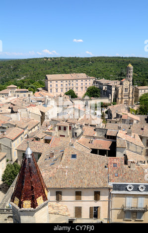 Vue aérienne ou vue panoramique sur les toits de la vieille ville d'Uzès ou du quartier historique avec la cathédrale Saint-Théodorit et la tour Fenestrelle Gard France Banque D'Images