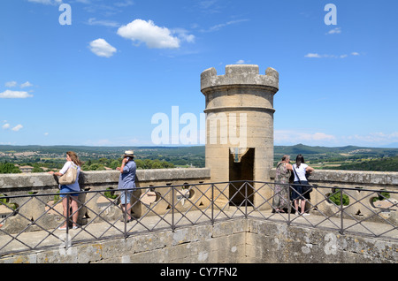 Les touristes admirent le panorama ou la vue panoramique sur Uzès et la campagne du Gard depuis le château d'Uzès ou le palais duché Uzès Gard France Banque D'Images