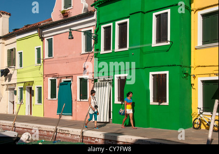 Deux jeunes femmes maisons peintes de couleurs vives, Burano, Venise, Vénétie, Italie Banque D'Images