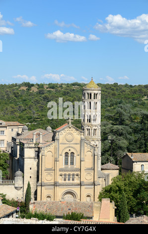 Vue et façade principale de la cathédrale Saint-Théodorit et de la tour Fenestrelle Uzès Gard France Banque D'Images