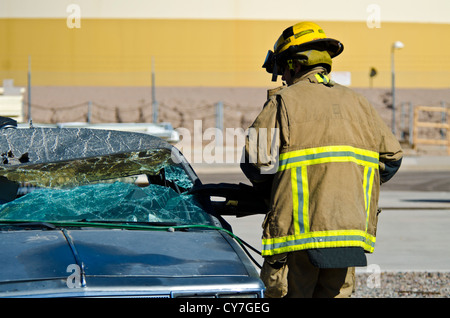Les pompiers en utilisant les mâchoires de vie sur une voiture faire. Tempe, AZ. Banque D'Images