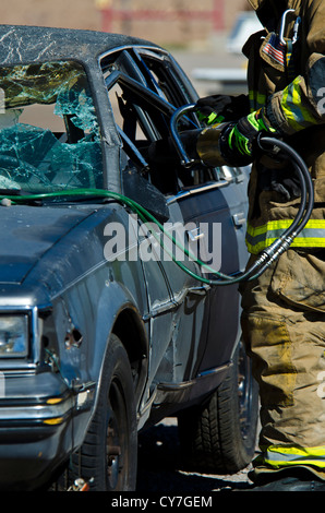 Les pompiers en utilisant les mâchoires de vie sur une voiture faire. Tempe, AZ. Banque D'Images