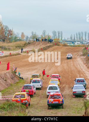 Les voitures de course sur course test démarrer. Banque D'Images