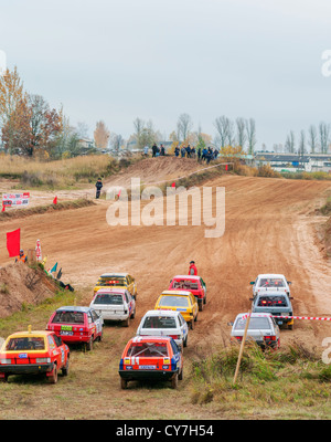 Les voitures de course sur course test démarrer. Banque D'Images