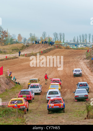 Les voitures de course sur course test démarrer. Banque D'Images