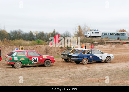 Les voitures de course sur le début de course d'essai. Banque D'Images