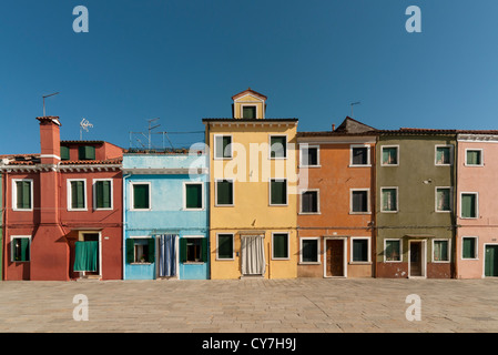 Façades peintes de couleurs vives, Piazza Baldassare Galuppi, Burano, Venise, Vénétie, Italie Banque D'Images