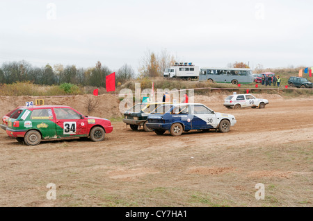 Les voitures de course sur le début de course d'essai. Banque D'Images