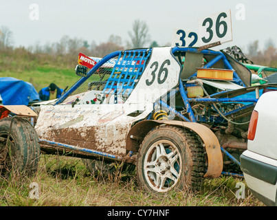 Buggy blanc-panier voiture de course dans le camping. Banque D'Images