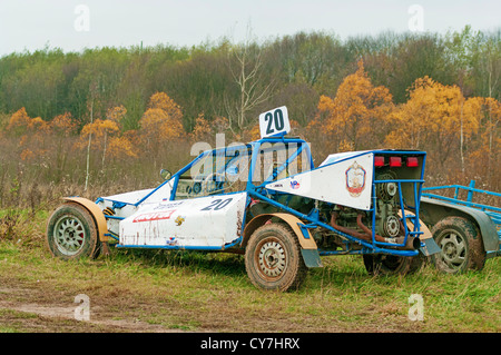 Buggy blanc-voiture près de forêt d'automne. Banque D'Images