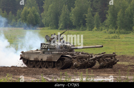 T-55M char de combat principal de l'armée finlandaise avec KMT-5 à rouleaux de déminage. Banque D'Images