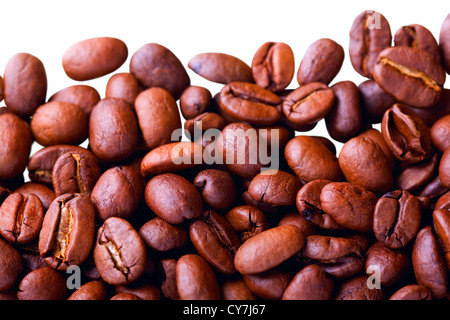 Close up of coffe beans isolated on white(studio shot - non isolé), comme la main de l'alimentation contexte intéressant Banque D'Images