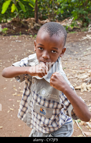 Orphelin et d'autres enfants d'Afrique noire à jouer ou posant pour l'appareil photo près de Moshi, Tanzanie;Afrique de l'Est Banque D'Images