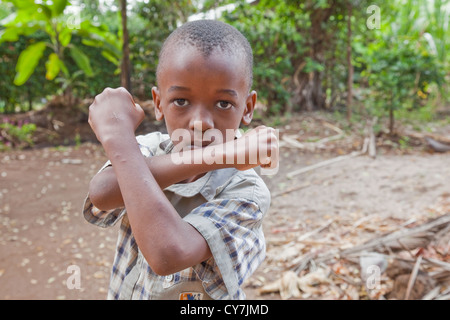 Orphelin et d'autres enfants d'Afrique noire à jouer ou posant pour l'appareil photo près de Moshi, Tanzanie;Afrique de l'Est Banque D'Images