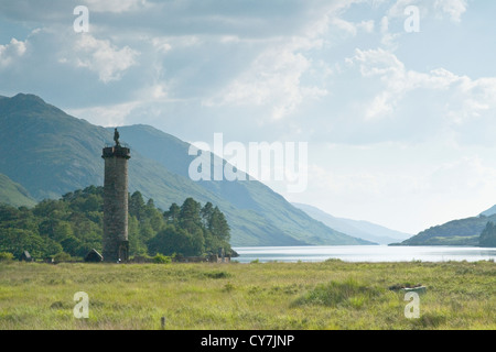 Glenfinnan Monument debout sur la rive du Loch Shiel, NW Highlands. Indique l'endroit où le prince Charles Édouard Stuart Banque D'Images