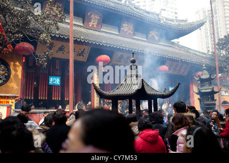 L'encens sur l'autel de l'encens dans le temple pendant le nouvel an chinois, Shanghai Banque D'Images