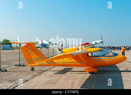 Deux moteurs de lumière pour la croisière de l'avion et de la formation sur la couleur jaune. Banque D'Images