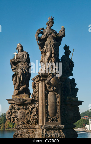 Statue sur l'historique pont Charles sur la Vitava River à Prague, République Tchèque